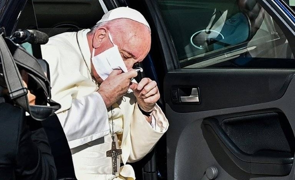 HOY / El Papa es visto por primera vez con mascarilla
