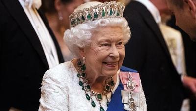 Guardias galeses rompen protocolo Covid y exponen a la reina de Inglaterra
