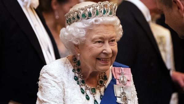 Guardias galeses rompen protocolo Covid y exponen a la reina de Inglaterra