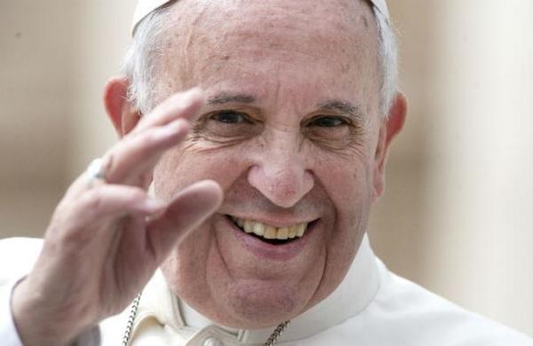 Papa Francisco es visto por primera vez con mascarilla en público - C9N