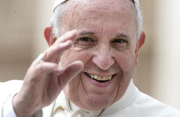 Papa Francisco es visto por primera vez con mascarilla en público - SNT