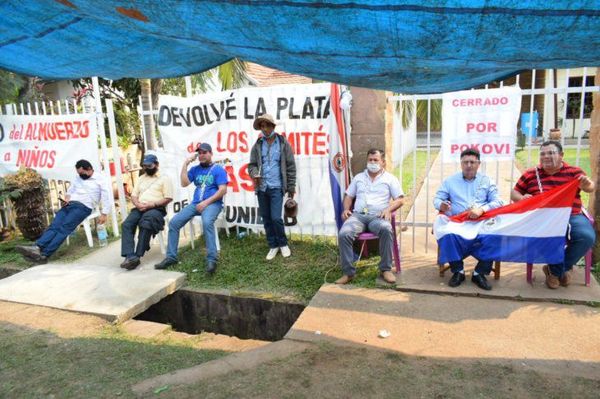 Concejales se encadenan y exigen imputación de intendente de Independencia - Noticiero Paraguay