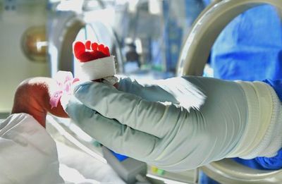 Hay dos bebés prematuros con covid-19 en estado delicado y se investiga contagio - Nacionales - ABC Color
