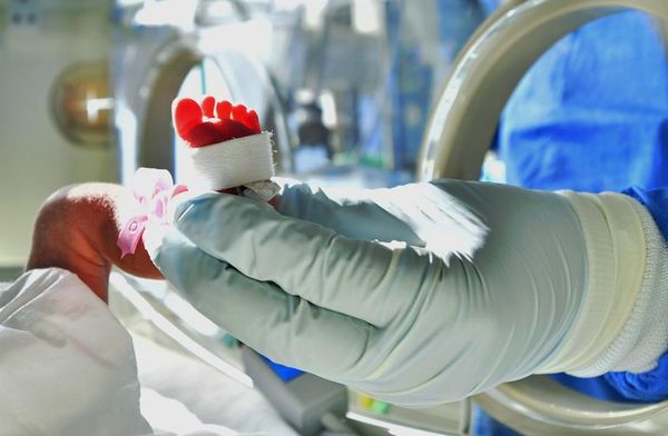 Hay dos bebés prematuros con covid-19 en estado delicado y se investiga contagio - Nacionales - ABC Color
