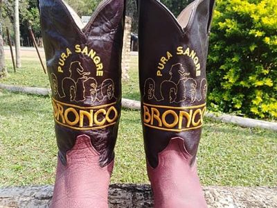 Ofrece "camba" de botas de Bronco y causa furor en redes