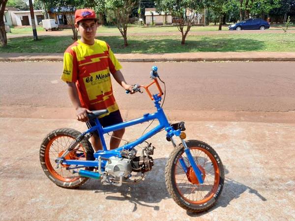TOMÁS R. PEREIRA: CON INGENIO, ADOLESCENTE CREÓ UNA BICI-MOTO.