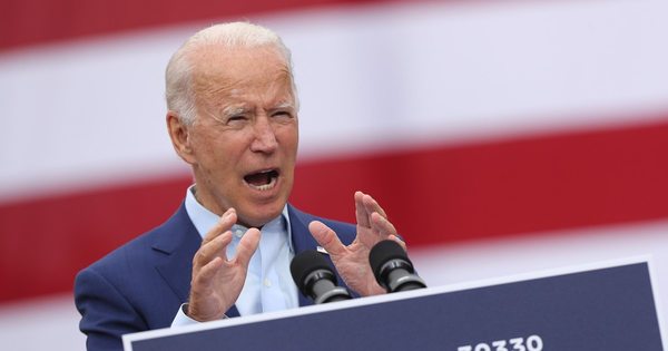 La Nación / Encuesta: Biden aventaja ampliamente a Trump entre votantes latinos en EEUU