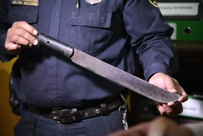 Joven que causaba zozobra con machete fue detenido tras casi ser linchado - Nacionales - ABC Color