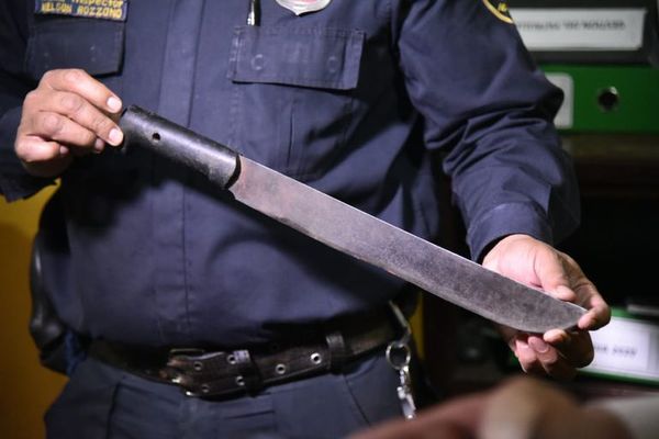 Joven que causaba zozobra con machete fue detenido tras casi ser linchado - Nacionales - ABC Color