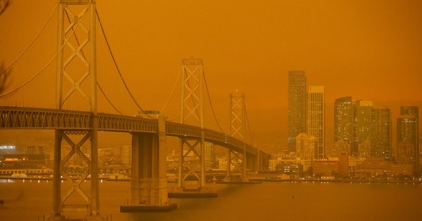 La Nación / Incendios forestales tiñen los cielos de San Francisco de un naranja apocalíptico