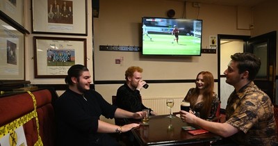 La Nación / Gobierno británico, preocupado por aumento de COVID-19 entre los jóvenes