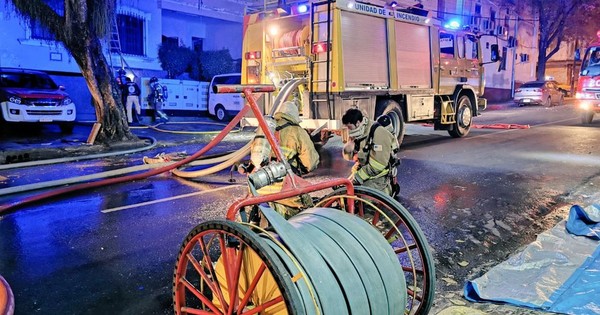La Nación / Bomberos controlan incendio en sede del Ministerio de Urbanismo