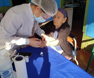 Asisten a unas 20 familias de Cedrales en sus casas
