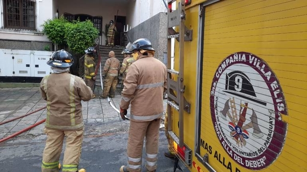 HOY / Continúa trabajo de Bomberos en incendio registrado en sede del Ministerio de Urbanismo