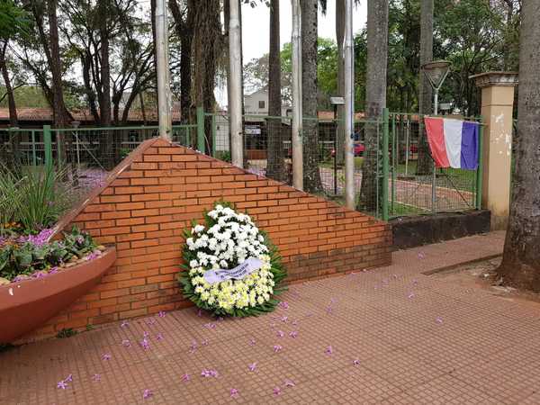 Corona de flores: exigen pago por labor realizada durante aniversario de CDE