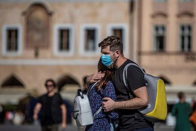 Contagios de COVID-19 alcanzan nuevos máximos en centro y sureste de Europa - Mundo - ABC Color