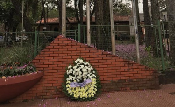 Corona de flores ante palabras muertas de la comisión Aniversario CDE