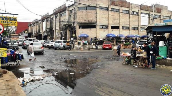 Essap soluciona pérdida de agua que inundaba Mercado de Luque •