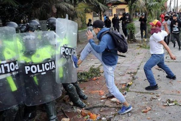 Al menos cinco víctimas mortales en protestas por muerte de un abogado en Colombia