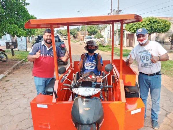 Regalan silla de ruedas motorizada a humilde vendedor sin piernas