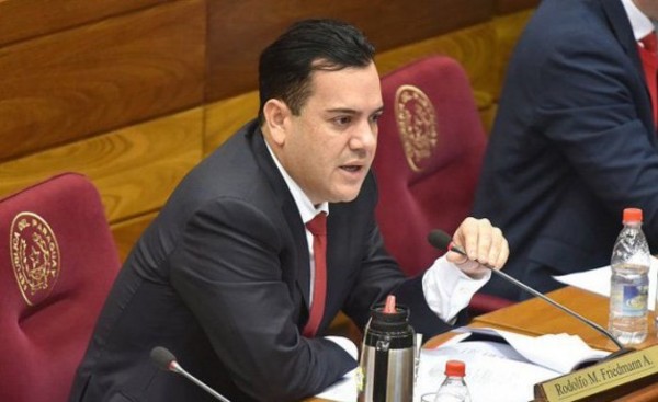 Senadores dan una semana de respiro a Rodolfo Friedmann en el Congreso