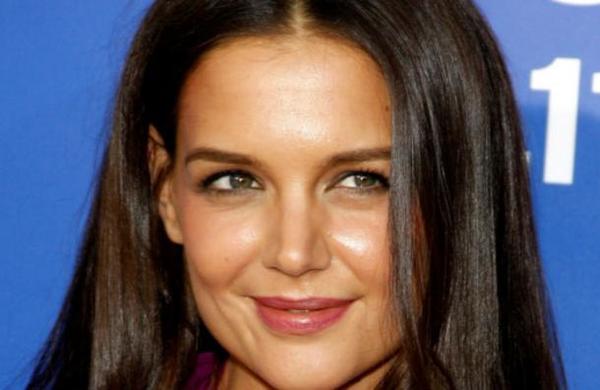 Captan a Katie Holmes besándose con su nuevo novio de 33 años en un bar - SNT