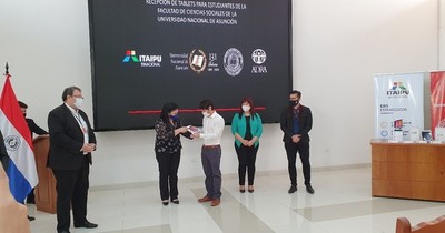 La Nación / Entregan 400 tabletas para estudiantes de Ciencias Sociales de la UNA