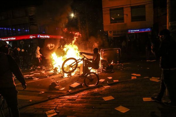 Protestas por violencia policial suman muertes a bala y caos en Colombia - Mundo - ABC Color