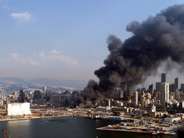 Un incendio en el puerto estremece de nuevo a Beirut