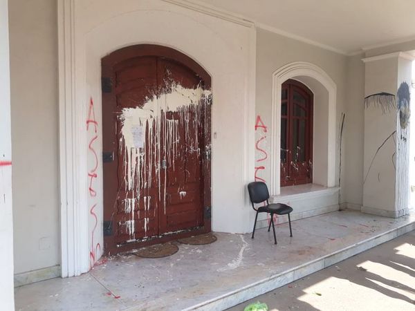 Refuerzan seguridad en consulado paraguayo atacado en Resistencia  - Nacionales - ABC Color