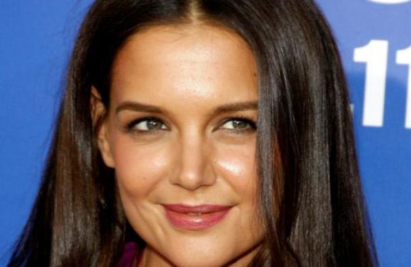 Captan a Katie Holmes besándose con su nuevo novio de 33 años en un bar - C9N