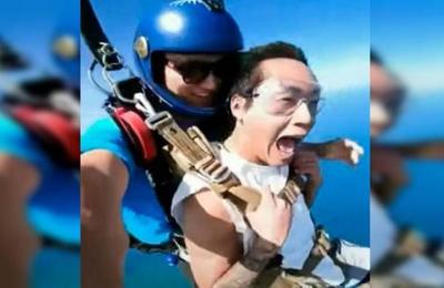 Salta en paracaídas, se desmaya y su reacción al despertar es viral en las redes sociales - C9N