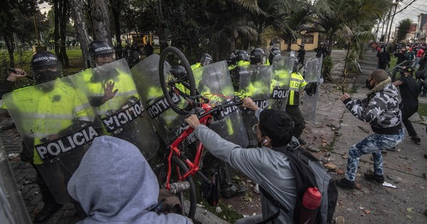 La Nación / Colombia: 10 muertos en protestas contra violencia policial