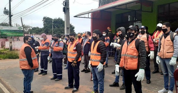 La Nación / Para evitar que el dengue se sume al COVID-19, reactivan mingas ambientales en Central