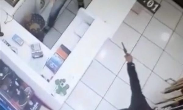 Asaltan local comercial y se alzan con dinero