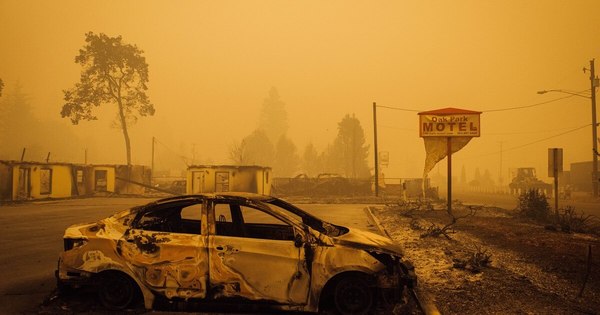La Nación / Incendios arrasan la costa oeste de EEUU y dejan siete muertos