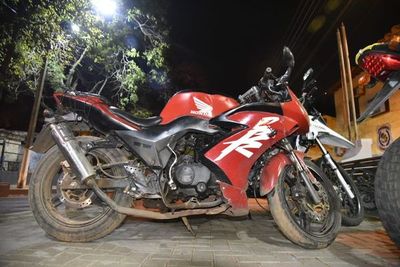 Tras persecución, recuperan motocicleta robada y detiene a dos con frondosos antecedentes - Nacionales - ABC Color