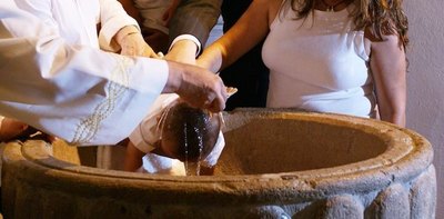 Crónica / Avalancha de bautismos: iglesias, llenas de peques