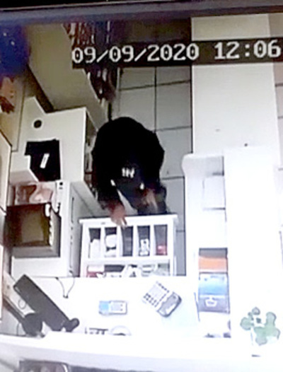 Motochorros asaltan boutique roban dinero y prendas de vestir