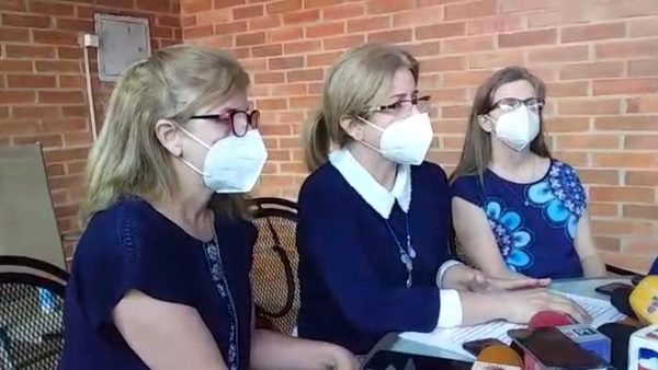 “La vida de mi papá está en manos de ustedes”: Hijas de Óscar Denis claman por provisión de medicamentos y comunicación