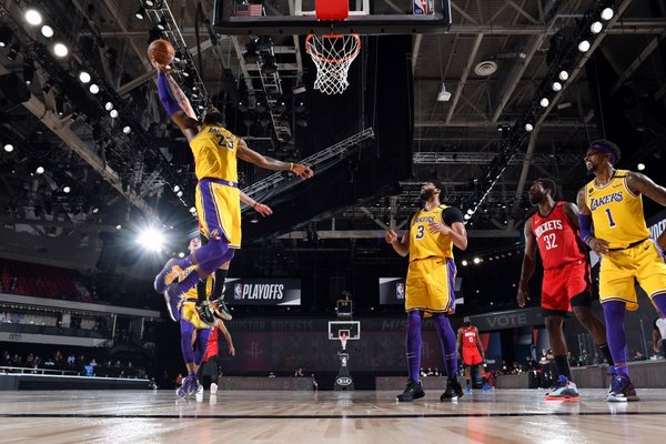 Los Lakers no perdonan a Rockets y les dejan al borde del abismo