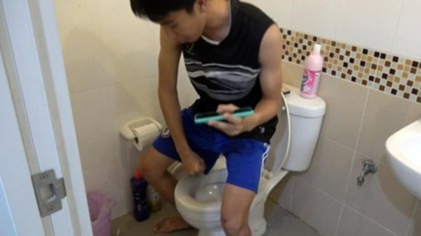 Tailandia: Joven fue mordido en el pene por una pitón mientras miraba videos en el baño
