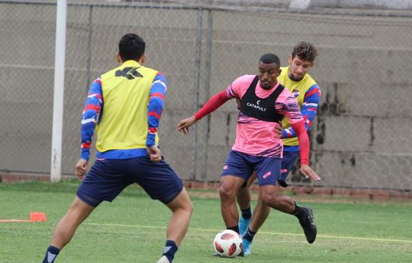 ¡Detectan 17 casos en Nacional y postergan duelo ante Cerro Porteño!