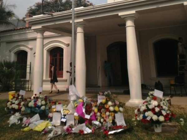 Consulado Paraguayo en Resistencia recibe flores tras atropello de manifestantes