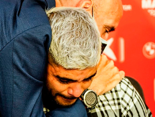 Llorando, Éver Banega se despide del Sevilla