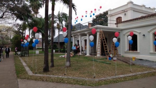 Paraguayos residentes en Argentina adornaron el Consulado en Resistencia atacado ayer