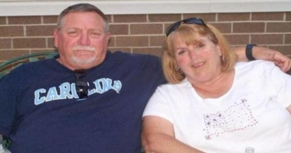 Juntos hasta el final: pareja de estadounidenses fallece por Covid-19 tomada de la mano