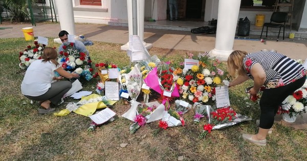 La Nación / Resistencia: paraguayos residentes llevaron flores y globos tras ataque al Consulado