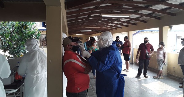 La Nación / Entre reos y guardias se toman 200 muestras de COVID-19 en penal de Concepción