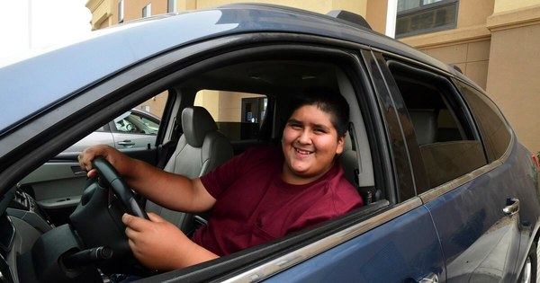 La Nación / Un chico de 14 años aprende a conducir mientras huye del fuego en California